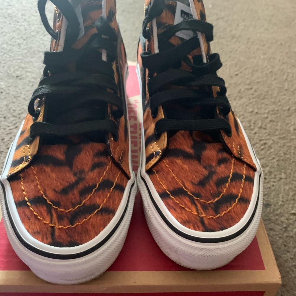 VANS: Tiger/True White size 6.5 Women/5 Men